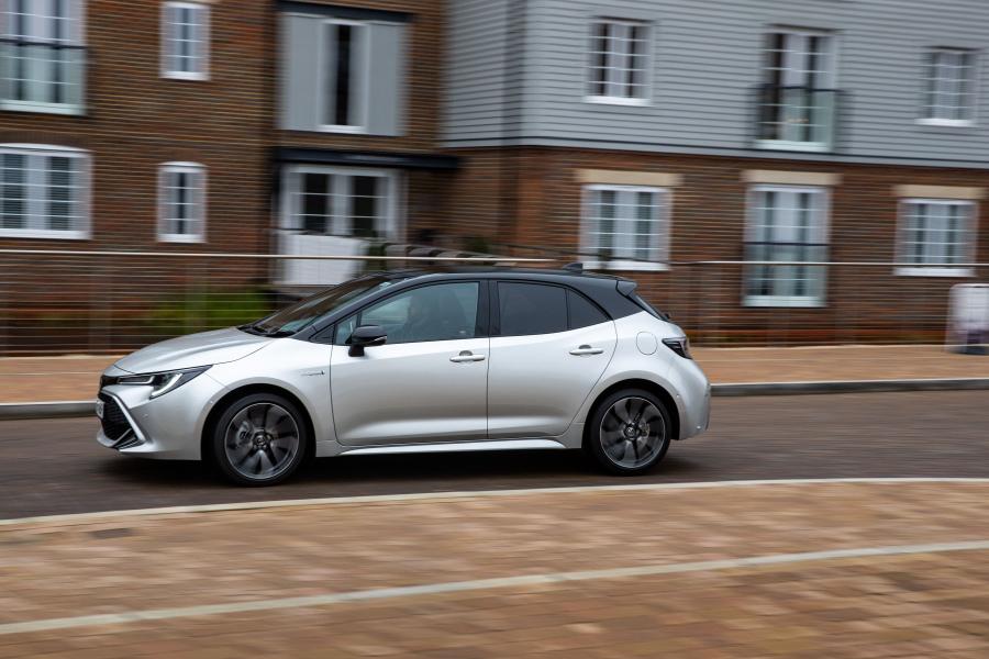  Toyota Corolla Hybrid 2019 года  (UK) (фото 25 из 40)